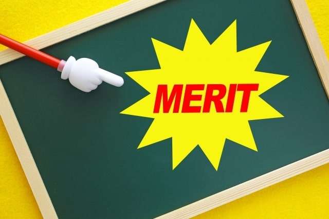 「MERIT」のロゴと黒板